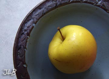 yellow-apple-in-blue-bowl.jpg