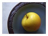 yellow-apple-in-blue-bowl-S.jpg